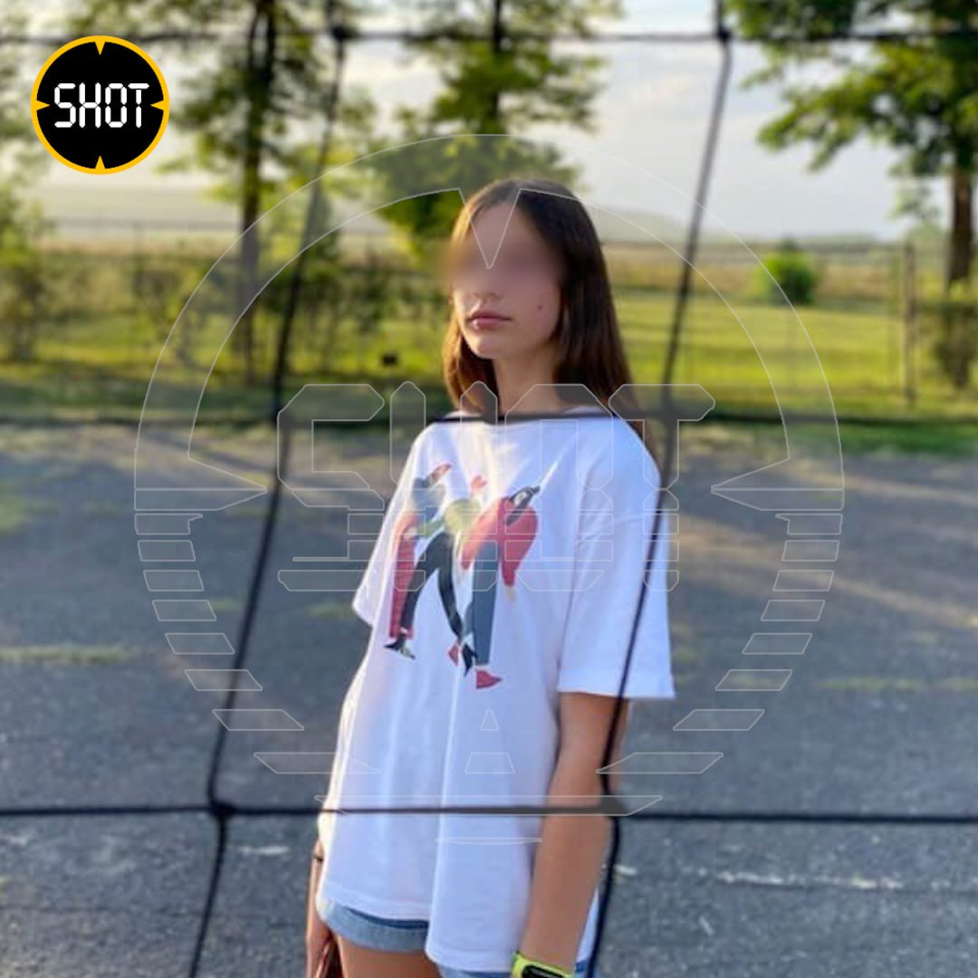 BPartisans's tweet photo. ♨️ Angelina, 14 ans, a perdu la mémoire après l'explosion du pont de Crimée. La fille ne se souvient pas des noms de ses parents.

 Après l'explosion, Angelina s'est retrouvée sur les corps de ses parents décédés. Pensant qu'ils étaient vivants, elle se précipita vers sa mère. Les ambulanciers l'ont emmenée à l'hôpital et lui ont dit que ses parents étaient dans une autre voiture.

L'enfant se trouve maintenant dans l'unité de soins intensifs de l'hôpital central de Temryuk. Angelina ne sait pas que ses parents sont morts.