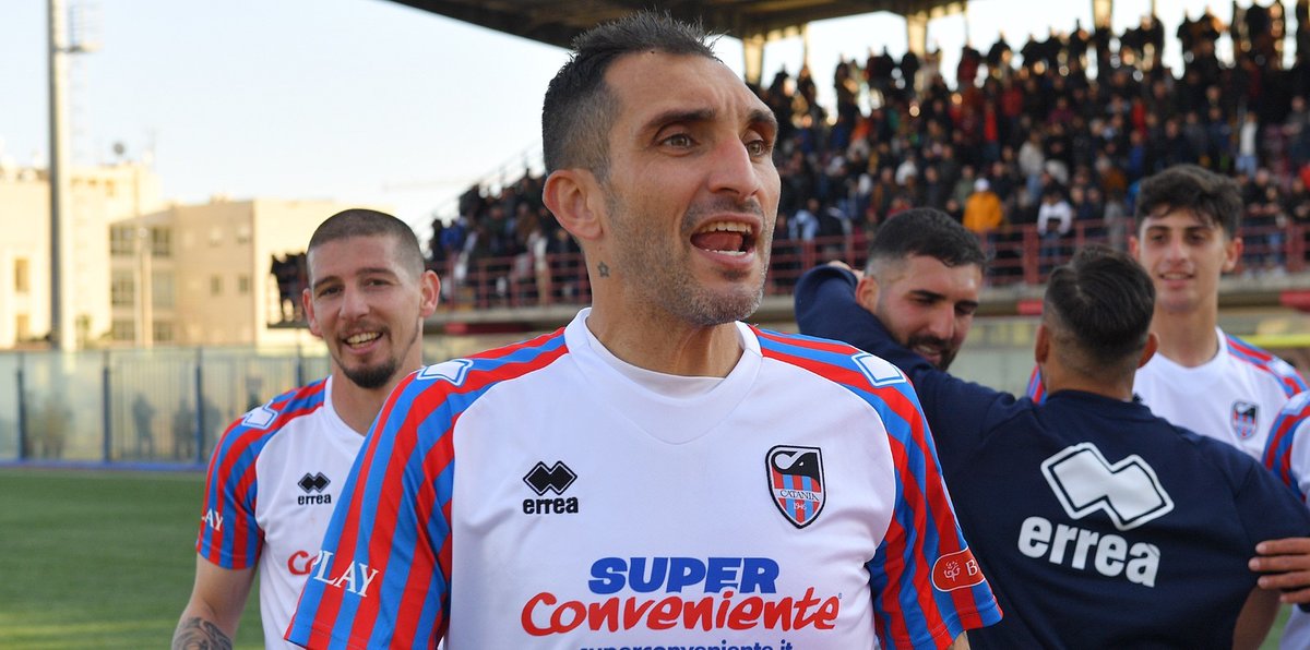 CalcioTime_it's tweet photo. Ciccio #Lodi, leggenda del #Catania, ha dato il suo addio al club rossazzurro tramite un post social diffuso dalla sua fanpage ufficiale.

https://t.co/YhIjGG6hWt https://t.co/IEZ0ZrzztJ
