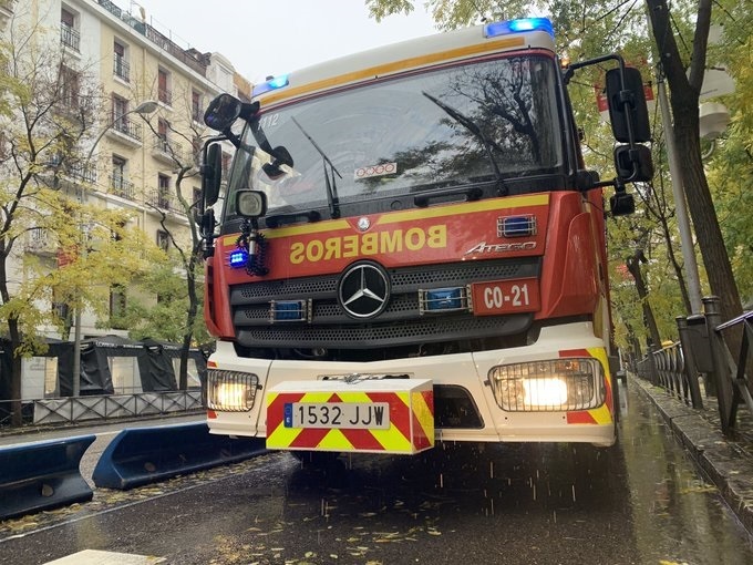 telemadrid's tweet photo. #ULTIMAHORA 🔴Incendio en el Mesón Txistu de Madrid en plena hora de comidas 

Dos dotaciones de bomberos acuden al restaurante de la plaza Ángel Carbajo

Más info 👉https://t.co/oj9enS66bY https://t.co/qxP8u4O7wI