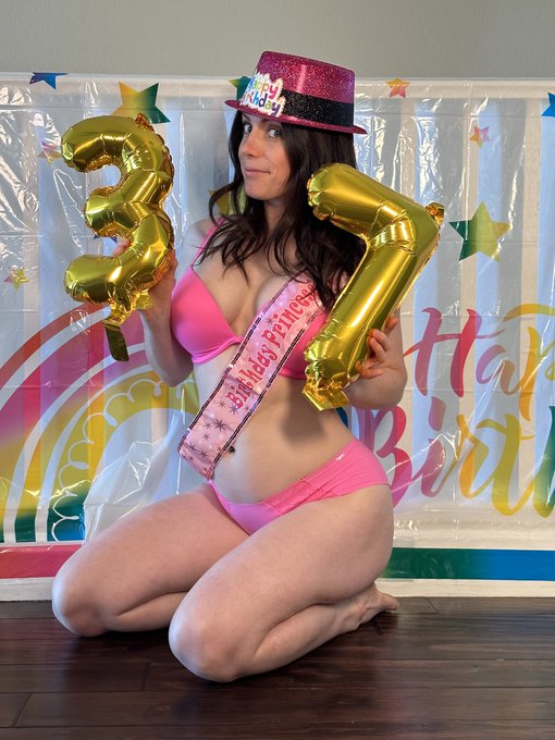 Today is my birthday 🥳   Why yes, gift cards do make perfectly acceptable gifts 😉   bustyciara@protonmail<a href="/tag/mvsales"class="tags"><span>#mvsales</span></a>