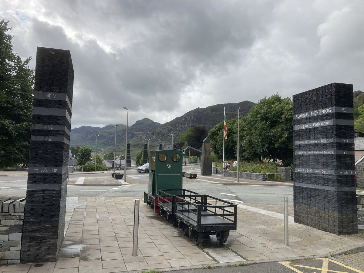 Simon Chandler 🇪🇺🏴 (@seimonaplewis) on Twitter photo Dwi newydd gyrraedd Blaenau Ffestiniog ar gyfer lansiad “Llygad Dieithryn” yn <a href="/lyfrau/">Siop Lyfrau'r Hen Bost</a> heno. Mae’r dref hudol hon wastad yn fy nghyfareddu…
<a href="/CarregGwalch/">Gwasg Carreg Gwalch</a>
<a href="/LlyfrauCymru/">Cyngor Llyfrau Cymru</a>
<a href="/LlafarBro/">Llafar Bro</a> Dwi newydd gyrraedd Blaenau Ffestiniog ar gyfer lansiad “Llygad Dieithryn” yn <a href="/lyfrau/">Siop Lyfrau'r Hen Bost</a> heno. Mae’r dref hudol hon wastad yn fy nghyfareddu…
<a href="/CarregGwalch/">Gwasg Carreg Gwalch</a>
<a href="/LlyfrauCymru/">Cyngor Llyfrau Cymru</a>
<a href="/LlafarBro/">Llafar Bro</a>