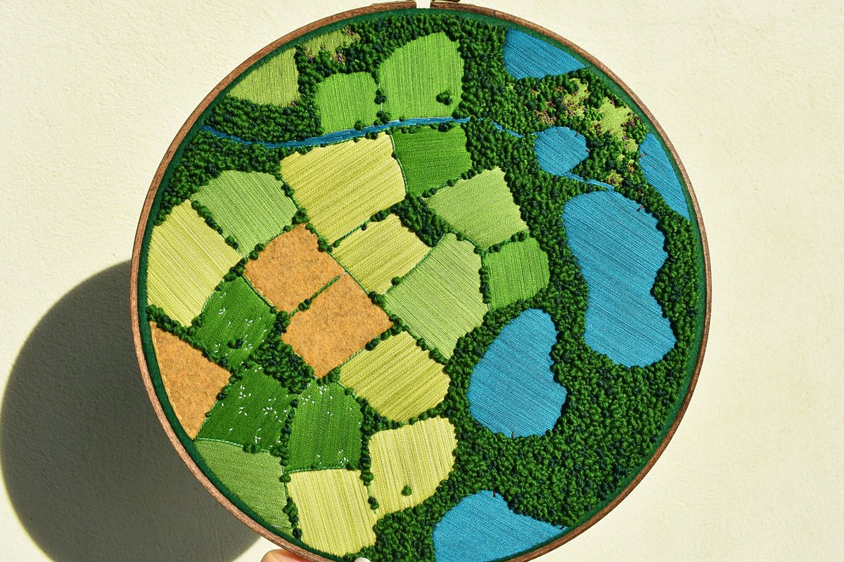 Discover Victoria Rose Richards’ unique embroidered landscapes! 🧵🌎 She discusses how her autism-associated sensory sensitivity means she experiences the world ‘in HD2’, focusing on details and strong colours: archaeologyuk.org/festival/archa… 
#FestivalOfArchaeology @Aerial_stitches