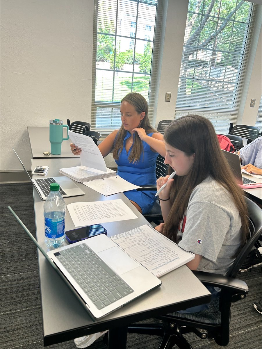 ThriveGeorgia's tweet photo. These Thrive students are hard at work! Here are some students in Dr. Audrey Haynes' POLS 1101 class completing some group work. #ThriveAtGeorgia https://t.co/NXzl8eUFU1