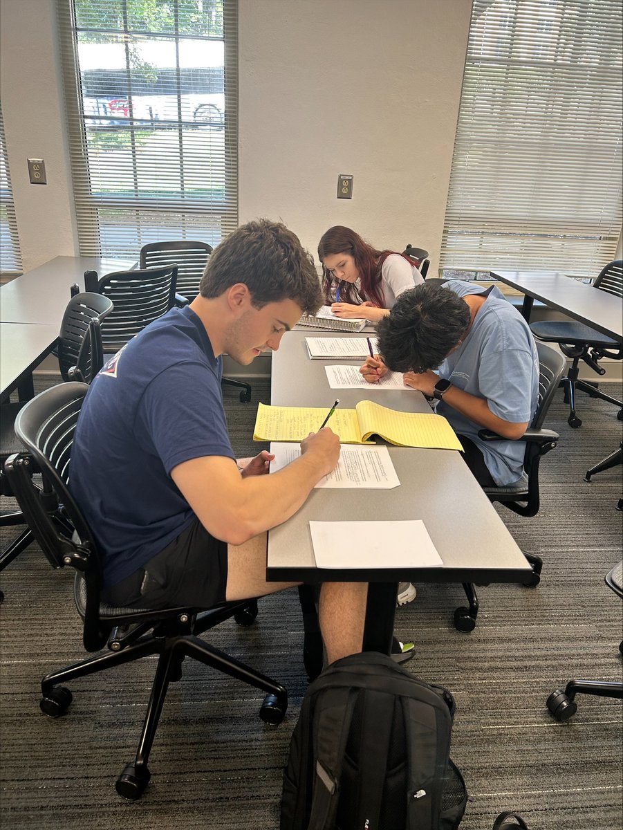 ThriveGeorgia's tweet photo. These Thrive students are hard at work! Here are some students in Dr. Audrey Haynes' POLS 1101 class completing some group work. #ThriveAtGeorgia https://t.co/NXzl8eUFU1