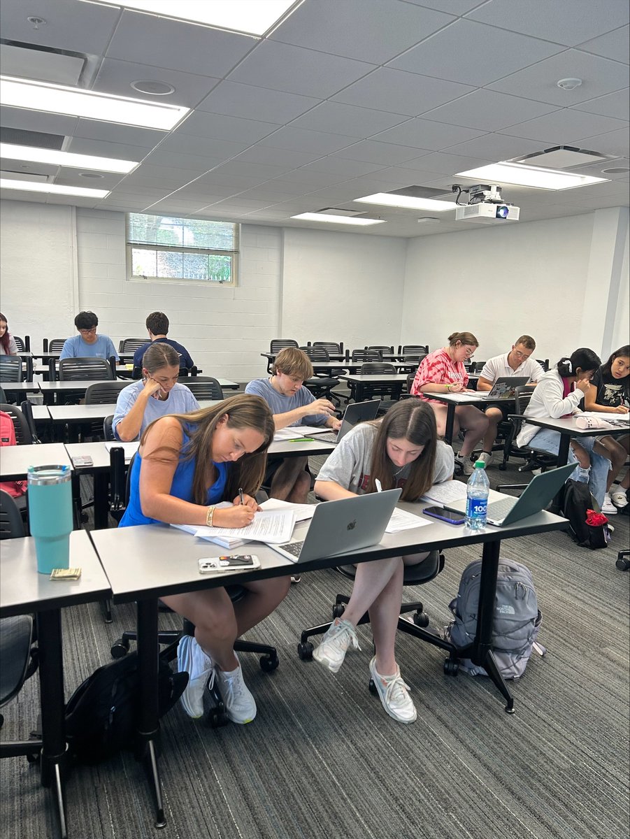 ThriveGeorgia's tweet photo. These Thrive students are hard at work! Here are some students in Dr. Audrey Haynes' POLS 1101 class completing some group work. #ThriveAtGeorgia https://t.co/NXzl8eUFU1