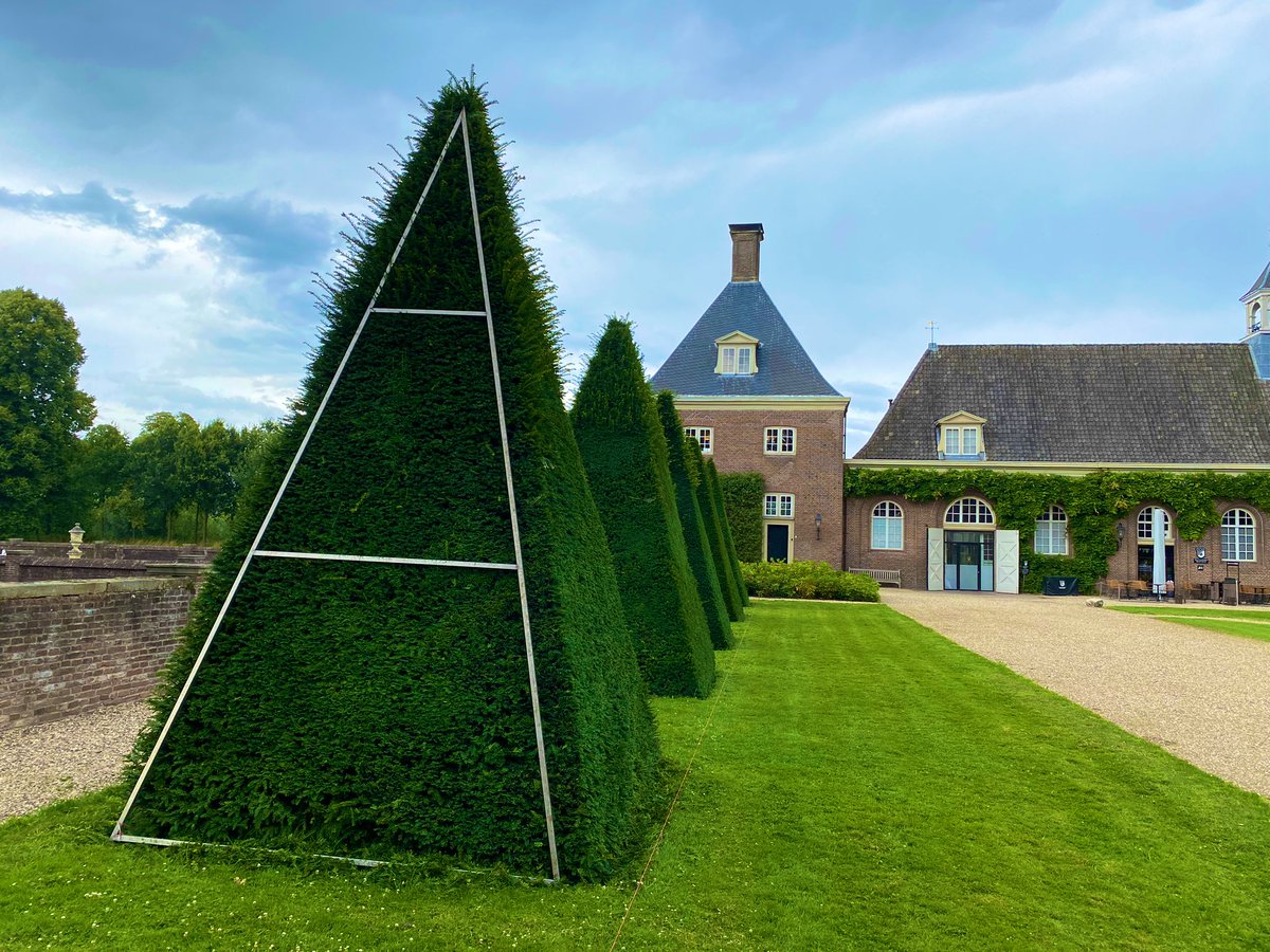 huibvanolden's tweet photo. Ook de taxus heeft persoonlijke aandacht nodig @AmerongenCastle https://t.co/qoiT6imOqC