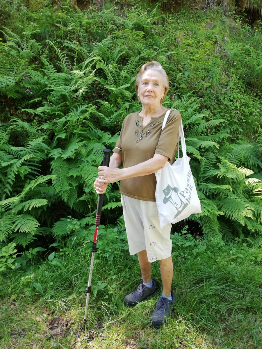 Me quedo con este recuerdo tuyo mamá, en los Pirineos con tus helechos preferidos en un maravilloso bosque de hayas. Siempre que pase por allí, te sentiré encantada junto con papá.