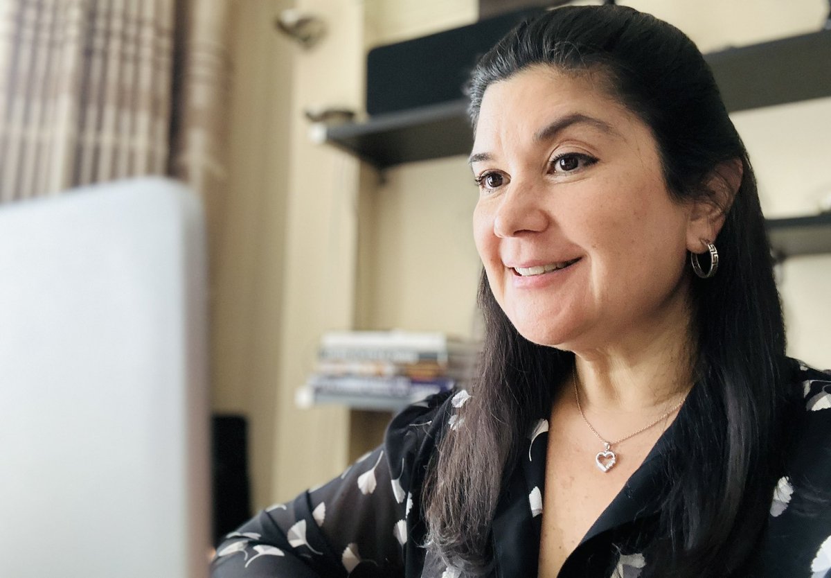 VanessInteriano's tweet photo. Con el objetivo de profundizar las alianzas de cooperación en el tema de energías renovables desde la @DGEHMSV, hoy me reuní con José Torón, representante de @IRENA.

Conversamos sobre avances en temas: 

📚regulatorios 
🌋geotermia
🟢hidrógeno verde

¡Seguimos avanzando! https://t.co/brpj697LaV