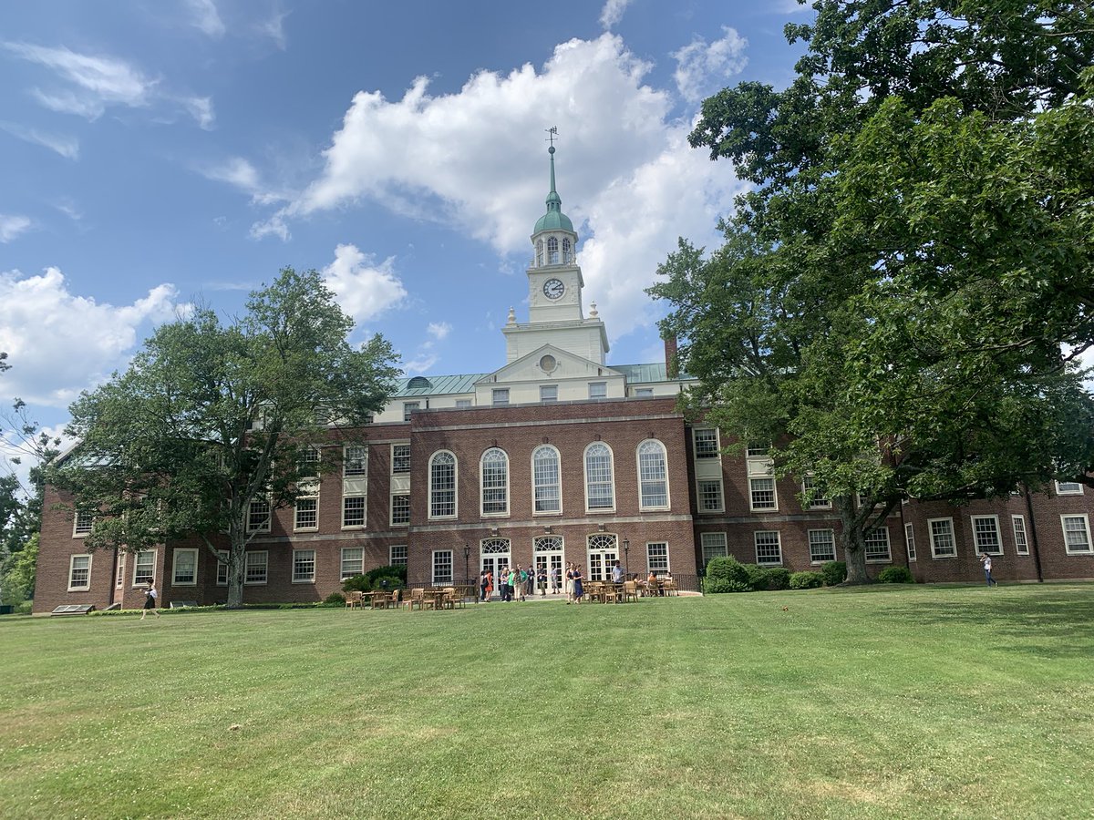adithi_r1's tweet photo. I spent the past week at @the_IAS science journalism workshop, where I met the coolest reporters &amp; learned how to deepen my storytelling, beat reporting and more. Thanks @nattyover @sioroberts for a wonderful experience!! 🧬🧪✍🏽 https://t.co/7L4a8gMI65