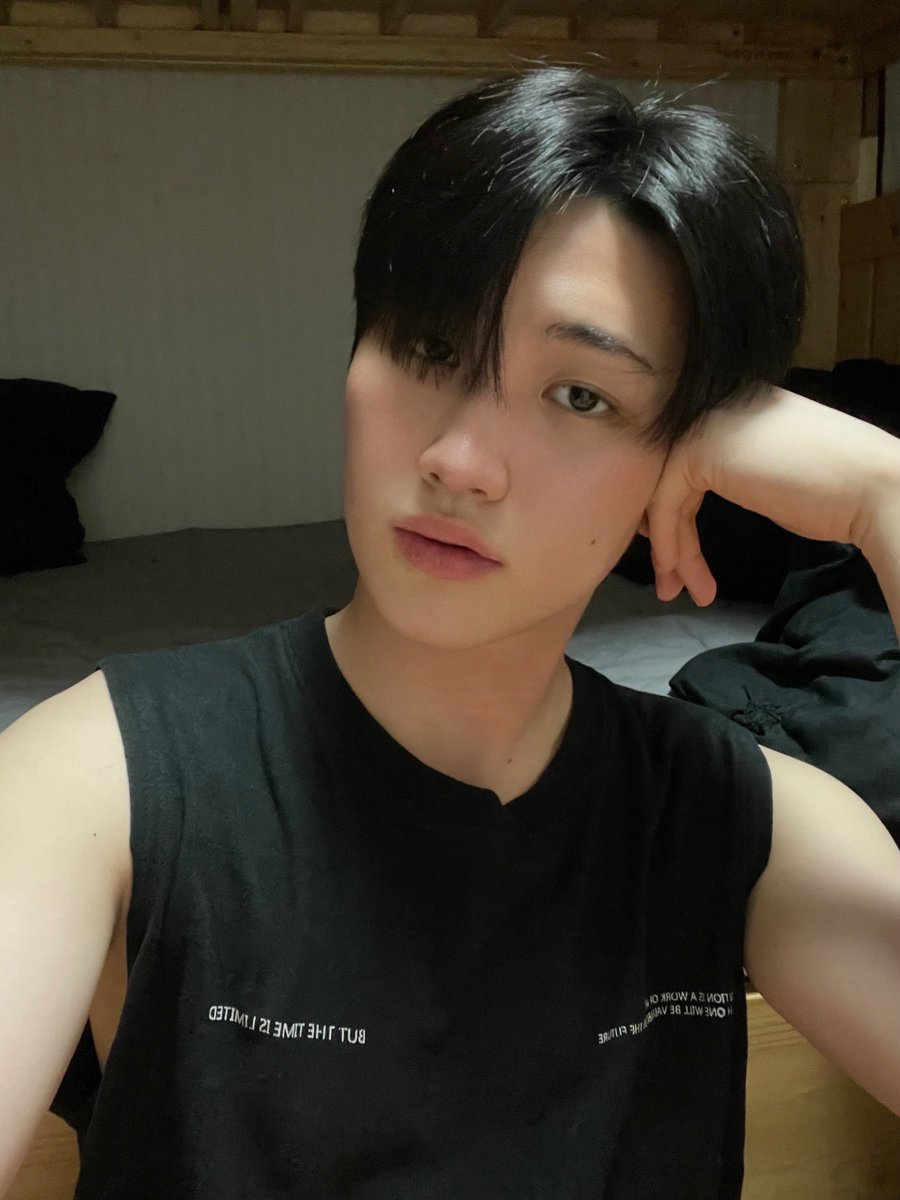 덥다 ,,, 오늘 이불 안 덮고 자야지 🖤

#최태훈 #TAEHUN