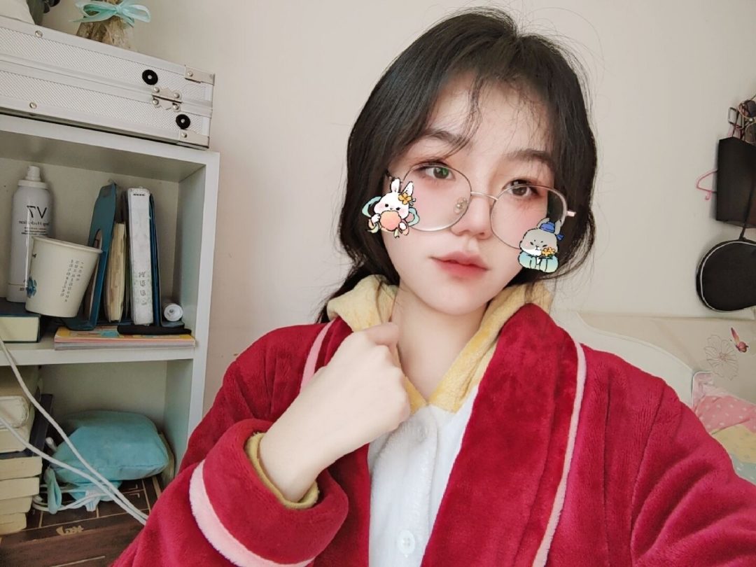 linrunqisaobi's tweet photo. 有没有哥哥会用Ai把我衣服脱掉，想看看裸体的Ai绘图 https://t.co/FSdetwcnKi