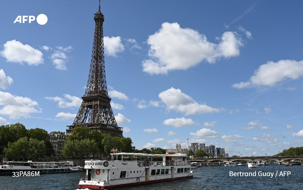 afpfr's tweet photo. [A LA UNE A 18H]
Premier avant-goût de l'ouverture des JO de Paris : une quarantaine de bateaux ont défilé lundi sur une Seine déserte pour mimer le convoi des délégations de l'été 2024 et tester durée, distances et prises de vue de cette cérémonie inédite #AFP 4/5 https://t.co/BhDK00D9a9