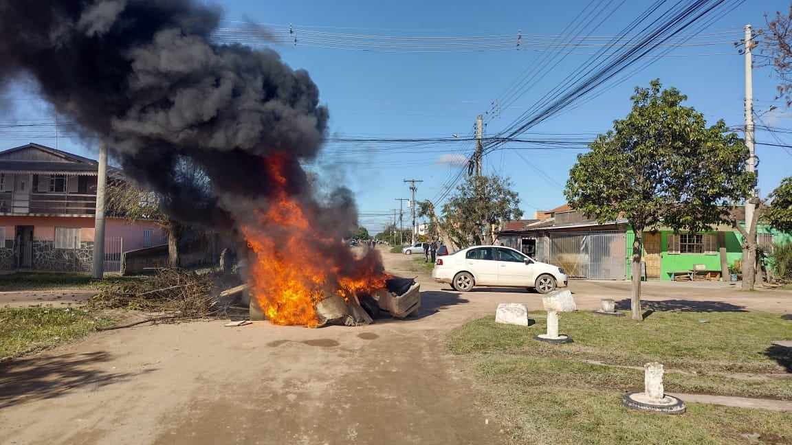femirandapsol's tweet photo. A população não aguenta mais o descaso da CEEE-Equatorial! Alguns bairros de Pelotas estão há 5 dias sem luz e sem respostas da empresa. Estivemos acompanhando hoje o protesto de moradores do bairro Py Crespo! https://t.co/SqkIgJqPQt