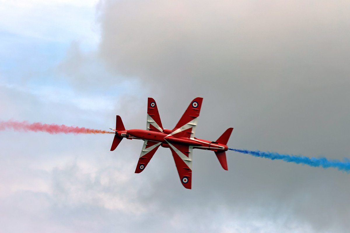 welham43's tweet photo. The @rafredarrows synchro pair at #RIAT23 ..never cease to astound ! https://t.co/fL2ZGTL6GF