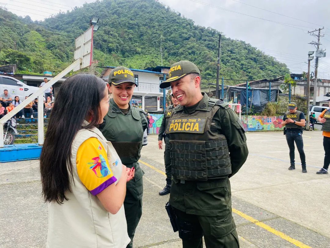PrinVerdeOlivaP's tweet photo. Continuamos realizando un acompañamiento cercano a la comunidad desde el corregimiento de #Altaquer, Nuestros Policías se encuentran adelantando actividades de disuasión y prevención que garanticen las condiciones de seguridad y convivencia desde esta región del país
#DiosyPatria https://t.co/3IDAGDyJW6