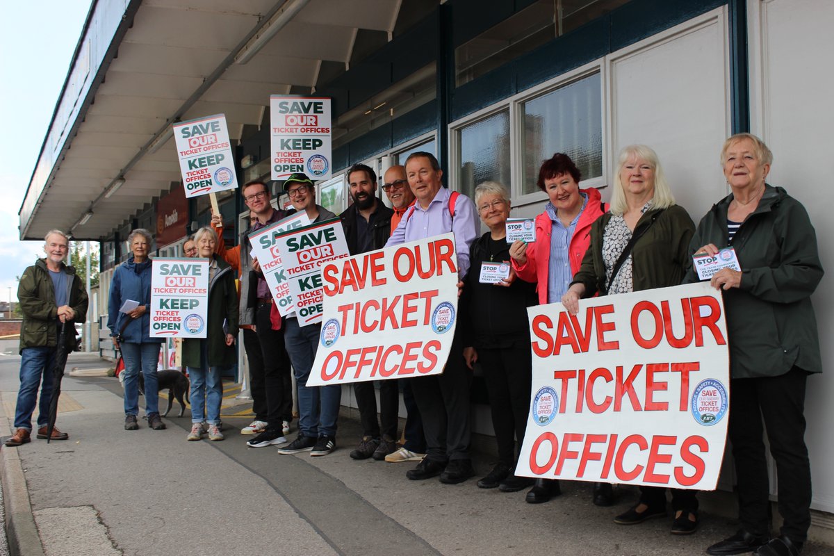 Campaigners were outside #Macclesfield Railway Station today to prevent the ticket office from closing. 🎫

<a href="/RMTunion/">RMT</a> who are opposed to the closures, were also present. 🚅

A petition against the cuts has over 700 signatures: chng.it/4x5kMRvzXB. ✍️