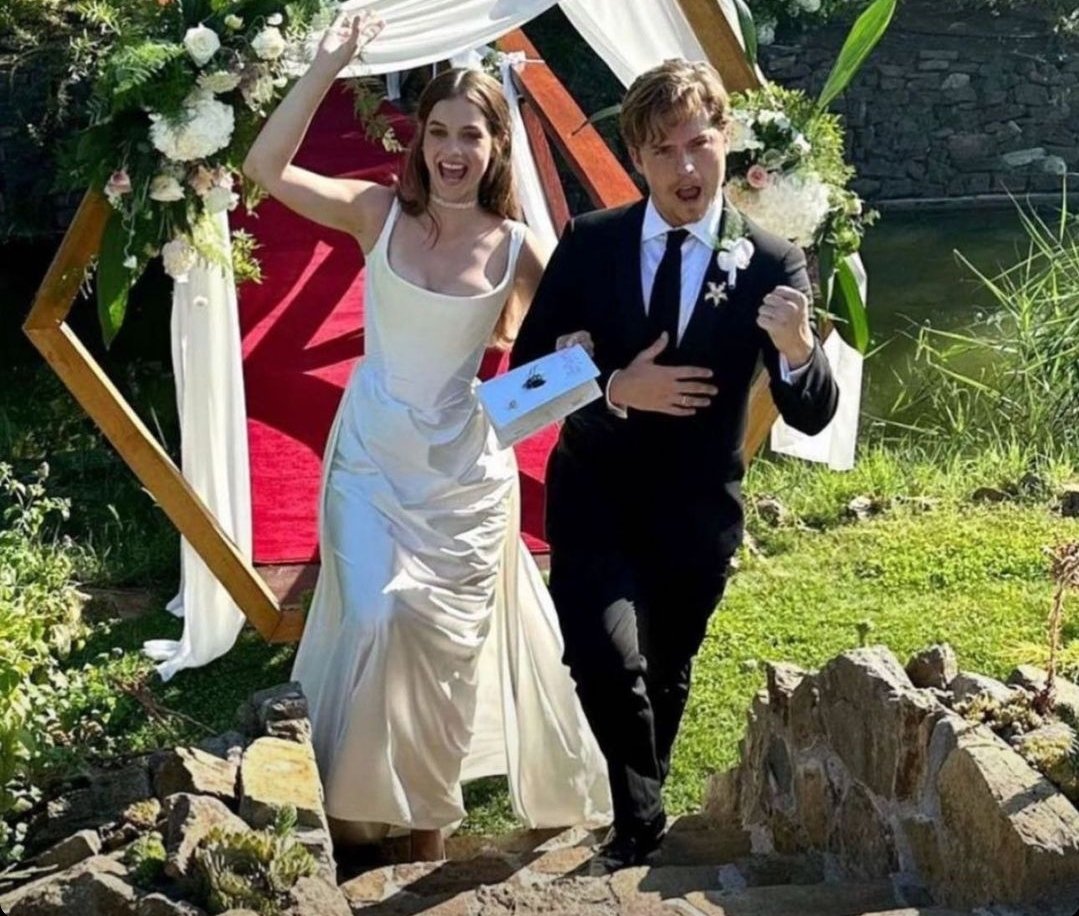 Fısıldayan ADAM on Twitter: "Barbara Palvin &amp; Dylan Sprouse evlendi ?  https://t.co/swfrVoX1E8" / Twitter