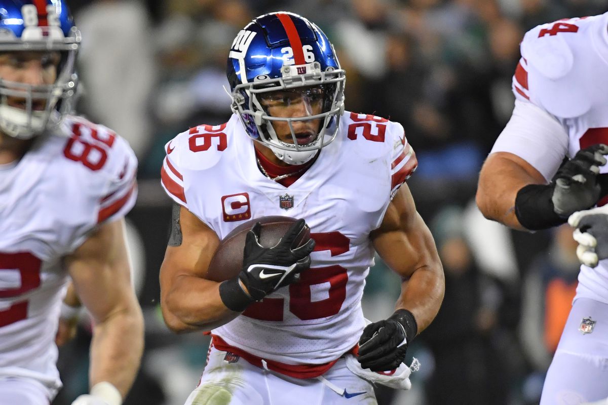 NFL_DovKleiman's tweet image. Update: There won't be a long-term deal for #Giants Saquon Barkley, #Raiders Josh Jacobs and #Cowboys Tony Pollard, per @RapSheet 

They now need to play on the 1-year Franchise tag in order to play this season.

While Pollard signed his deal, Jacobs and Barkley haven't and may…