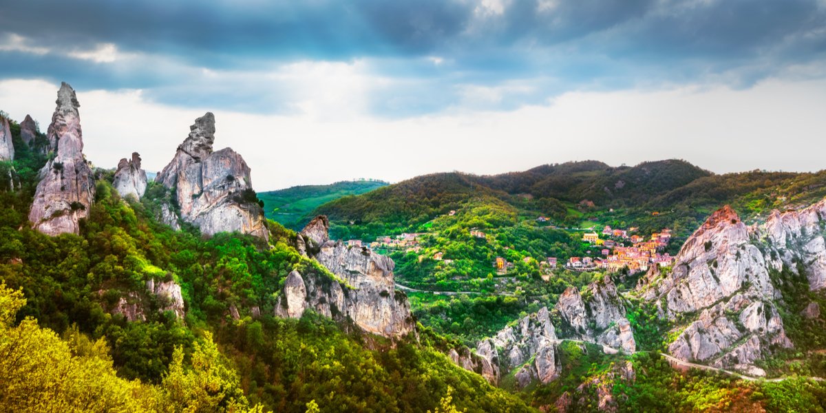 Castelmezzano e Pietrapertosa sono i posti perfetti per voi! 🌳

Le #DolomitiLucane offrono una varietà di sentieri panoramici che vi porteranno a scoprire panorami mozzafiato. 🤩 

Prenotate qui il Volo dell'Angelo😊 volodellangelo.com e godete dei nostri borghi! 💠