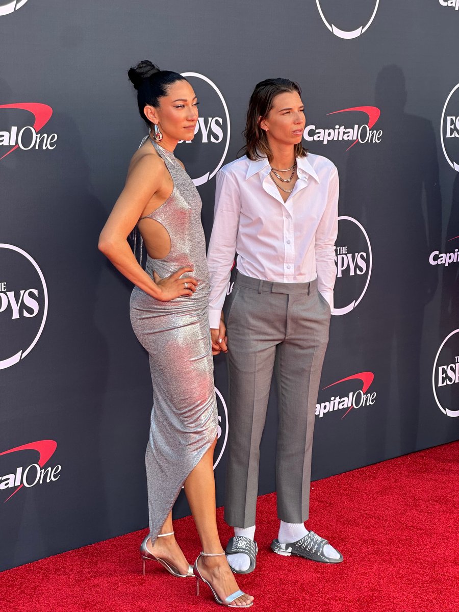 Putting the RE in red carpet. 

Shop Tobin's RE—INC x OOFOS:
re-website.com/products/re-in…