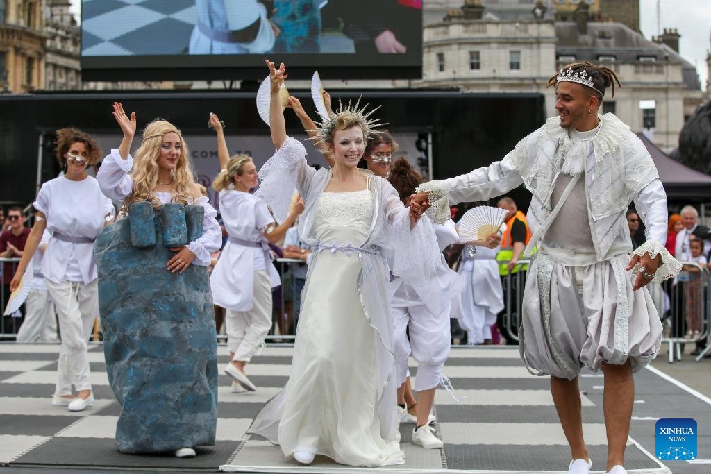 ChinaDaily's tweet image. Actors dressed in chess pieces perform in a living chess display during the ChessFest at the Trafalgar Square in London on Sunday. #ChessFest, an annual open-air chess festival in Britain, took place in London on Sunday.