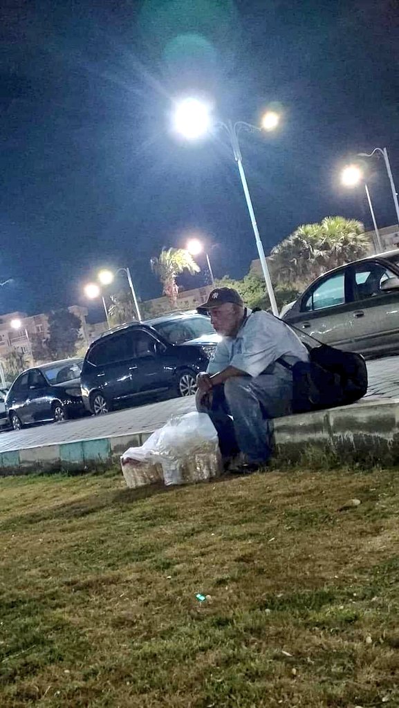 الراجل الشقيان الجميل ده بيلف ع الكورنيش السويس  بيبيع حاجات حلوة عسليه وشوكولاتات وبسكوت بيلف شويه ويقعد يريح شويه ع اي رصيف اللي من #السويس ويشوفه ينفعه ويجبر بخاطره دة كفايه انه فالسن دة وبيجري ع اكل عيشه بالحلال ، مكانه كورنيش السويس ♥️
.
.
#اكتشف_معنا_السويس