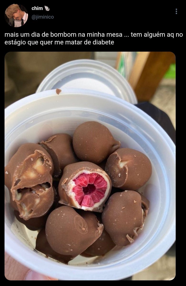pjmfearnot's tweet photo. #jikookau 
 
jungkook tinha crush no loirinho do estágio e por isso deixava bombons na mesa dele todo dia.

ou onde,

jimin tinha crush no único hétero do estágio, jungkook. https://t.co/ulbJo688K7