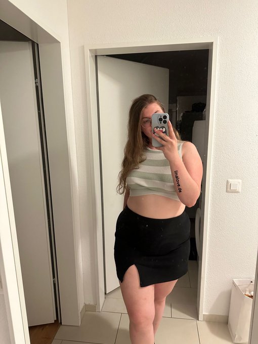 Hoffe du bist gut in die neue Woche gestartet☺️ Ich bin jetzt noch eine Runde in meiner Cam online und