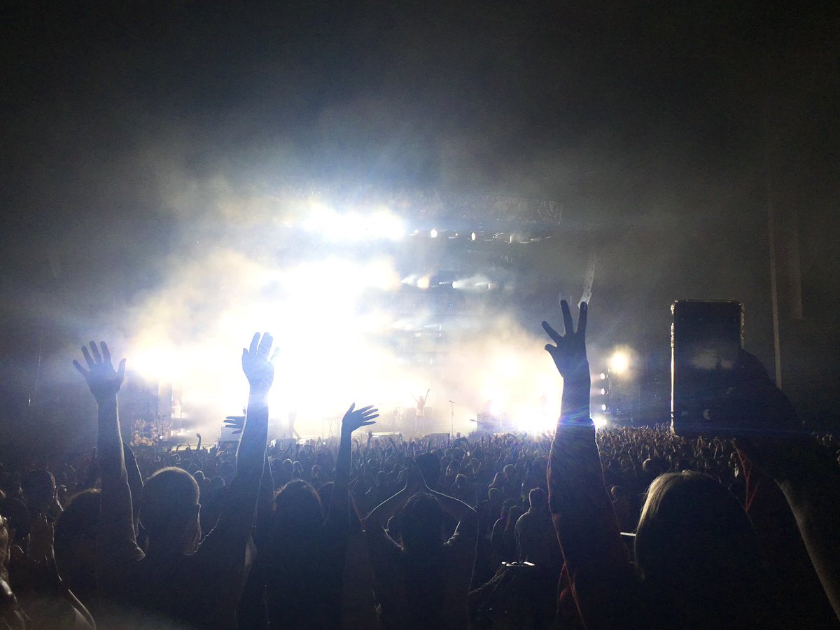acuriouserheart's tweet photo. a picture could not contain the way it feels when a @paramore show ends.   

2018 / 2023 
#paramoreSD https://t.co/zkhlpUprew
