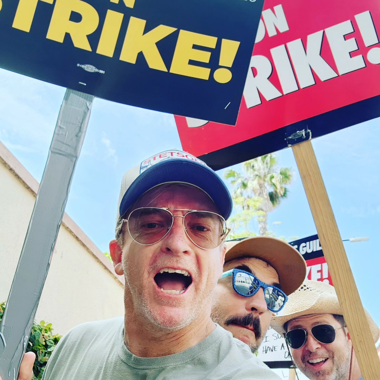 Rhys Darby on Twitter "SAGAFTRAstrike SAGAFTRAstrong https//t.co/qEr6V5KVon" / Twitter