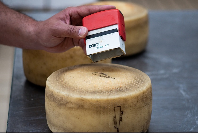 Forse non tutti sanno che!
Il nostro viaggio dietro le quinte arriva ora ad una tappa delicata: la timbratura delle forme! A partire da 20gg per il DOLCE; dopo 60gg per il MATURO. Attenzione però: solo quelle conformi al disciplinare potranno essere contrassegnate col marchio DOP