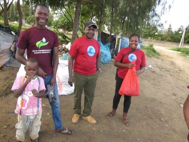brianom01520984's tweet photo. We have always stood our ground on combating plastic pollution by empowering waste sorters in illegal dumpsites to be able to segregate recyclable and upcycable materials. #kcar #communityempowerment #zeroplastic #unplastify #breakfreefromplastic #NATRO https://t.co/IxSXniEAig