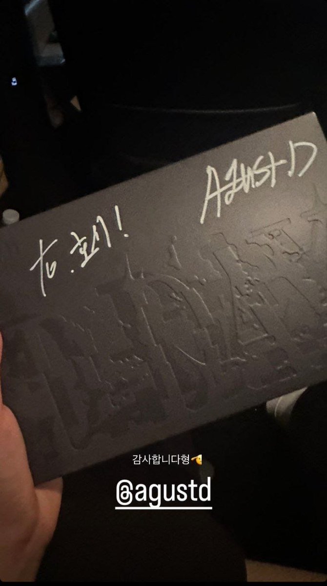 📌| Hoshi miembro del grupo ´Seventeen´ compartió una fotografia de un álbum firmado por #SUGA mediante las historias de instagram. 🗣️: 'Gracias hyung 🫡' @/agustd cr: BTSINFO @BTS_twt #BTS #ARMY #BTSARMY #BTSSUGA #BTS9thAnniversary #YOONGI -🕘