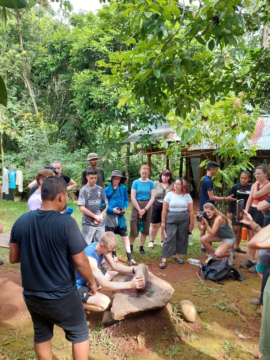 Camp_CostaRica's tweet photo. #TeamPuntarenas are having so much fun at #CampTerraba ☺️
During the free time they are enjoying cultural activities: arts fair, cacao tour, football game with locals and even a karaoke 🪇🎉

@CampsInt #DoingSomethingAmazing #CampsEffect https://t.co/mon25iK6sd