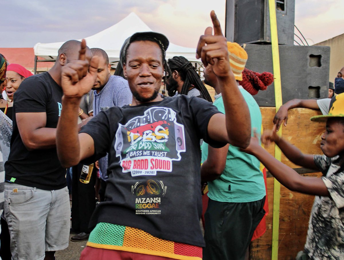 rootsinsession's tweet photo. Hot Monday for the hottest radioshow Riddim Operator tonight @radiostudent 📻🥤🔊☀️
.
Festival vibes &amp; chunes by @Gentlemansdub @VPRecords @Alborosie @runitagency @ziontrainindub @DavidBoomah @parlyb @liondub @DannyTnTrades #overjam #rootsinthewoods 
.
9pm https://t.co/eh0wPGP03E https://t.co/8Iqxmq4nF3