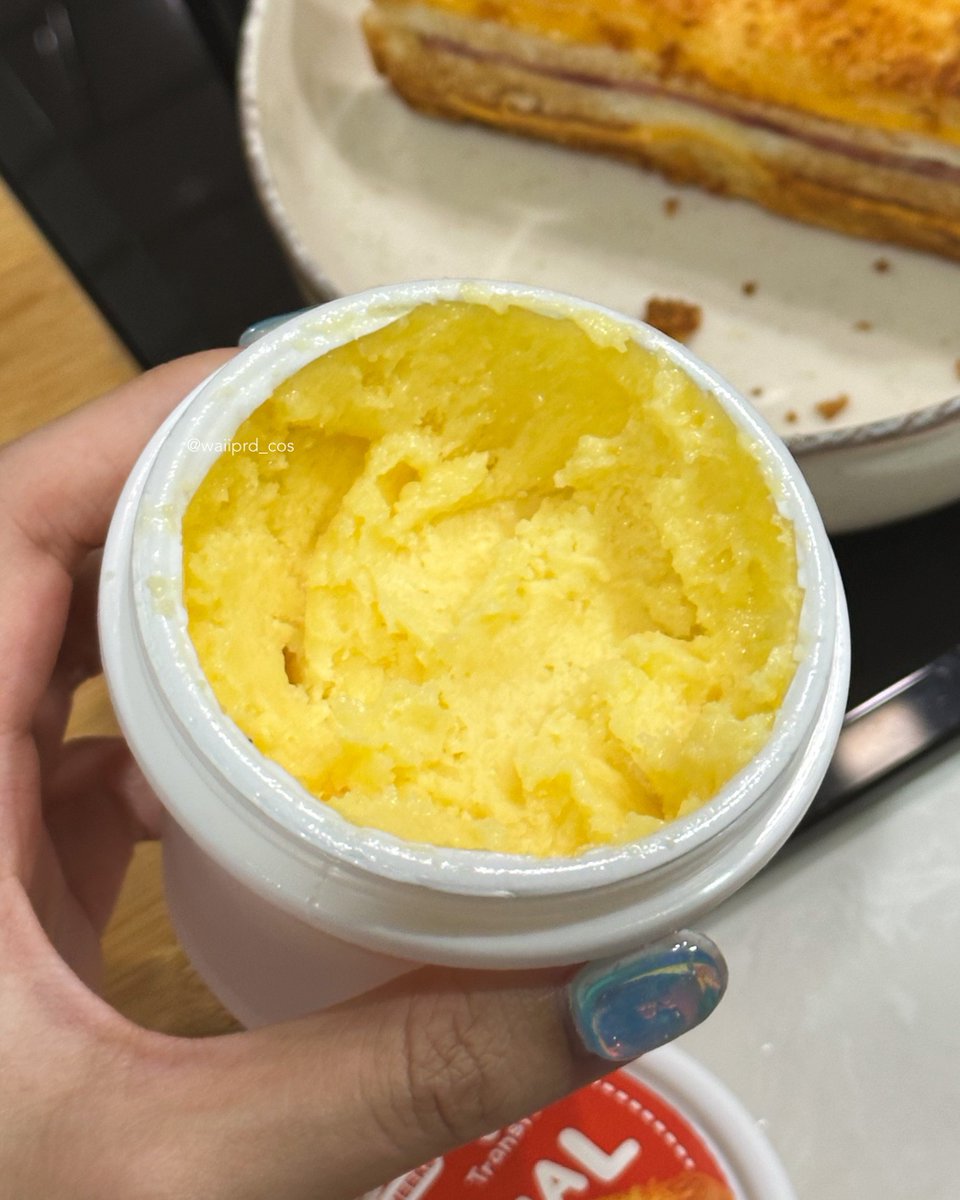 waiiprd's tweet photo. ทุกคน อิเนยอันนี้อร่อยยยยมากกกกก 🥹🧈🧀 เป็นเนยผสมช���ส นัวๆเค็มๆ หอมมาก รสชาติฟีลร้านที่มีสลัดบาร์อะ แต่นี่ชอบอันนี้กว่า เพราะทาแล้วเอาไปกริลล์คือกรอบ แบบ อร่อยจริงๆๆๆ ดูสีดิ 😭 https://t.co/pEAe6IocoF