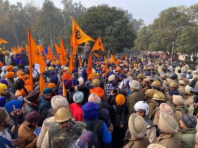 ਚੰਡੀਗੜ੍ਹ ਅਤੇ ਮੋਹਾਲੀ ਨੂੰ ਜੋੜਦੀ ਸੜਕ ਉੱਪਰ ਦਹਾਕਿਆਂ ਤੋਂ ਜੇਲ੍ਹਾਂ ਵਿਚ ਬੰਦ ਸਿੰਘਾਂ ਦੀ ਰਿਹਾਈ ਲਈ ਲੱਗਾ ਕੌਮੀ ਇਨਸਾਫ਼ ਮੋਰਚਾ ਚੜ੍ਹਦੀ ਕਲਾ ਨਾਲ ਅਜੇ ਵੀ ਜਾਰੀ ਏ। ਇਹ ਮੋਰਚਾ ਪਿਛਲੇ ਤਕਰੀਬਨ ਅੱਧੇ ਸਾਲ ਤੋਂ ਚੱਲ ਰਿਹਾ ਏ। ਮੌਜੂਦਾ ਸਮੇਂ ਭਾਂਵੇਂ ਆਮ ਸੰਗਤ ਦਾ ਹਾਜਰੀ ਕੁਝ ਘੱਟ ਏ, ਪਰ ਸੰਘਰਸ਼ੀਲ ਸਿੱਖ ਆਗੂਆਂ ਅਤੇ ਨਿਹੰਗ ਸਿੰਘਾਂ ਵੱਲੋਂ