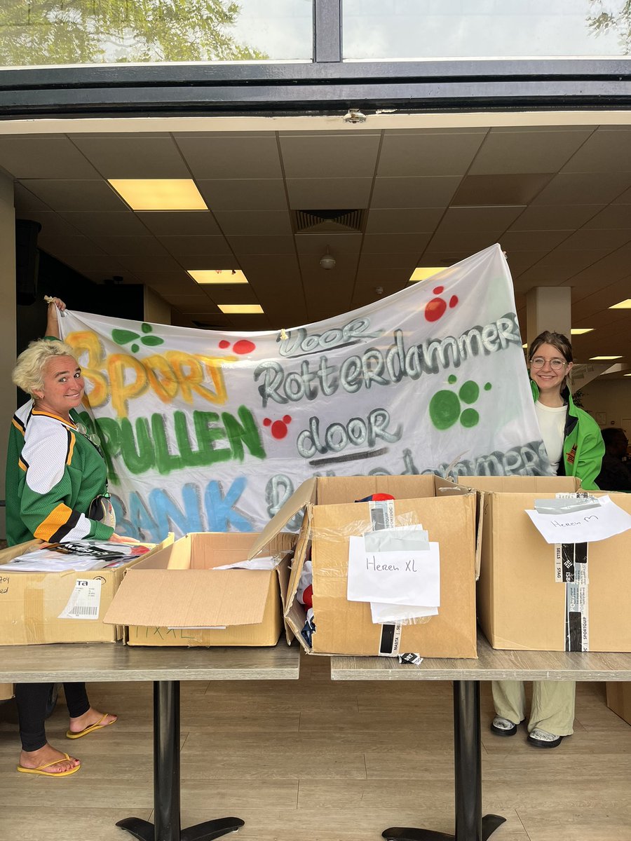 Woensdag 19 juli 13.00 - 15.00u staan we bij Speeltuinvereniging De Vaan in Vreewijk om prachtige nieuwe #roparun shirts uit te delen. Wij werken stadsbreed,  dus mocht op jullie locatie uitgifte wenselijk zijn , reageer gerust💚 
Rotterdammers voor Rotterdammers