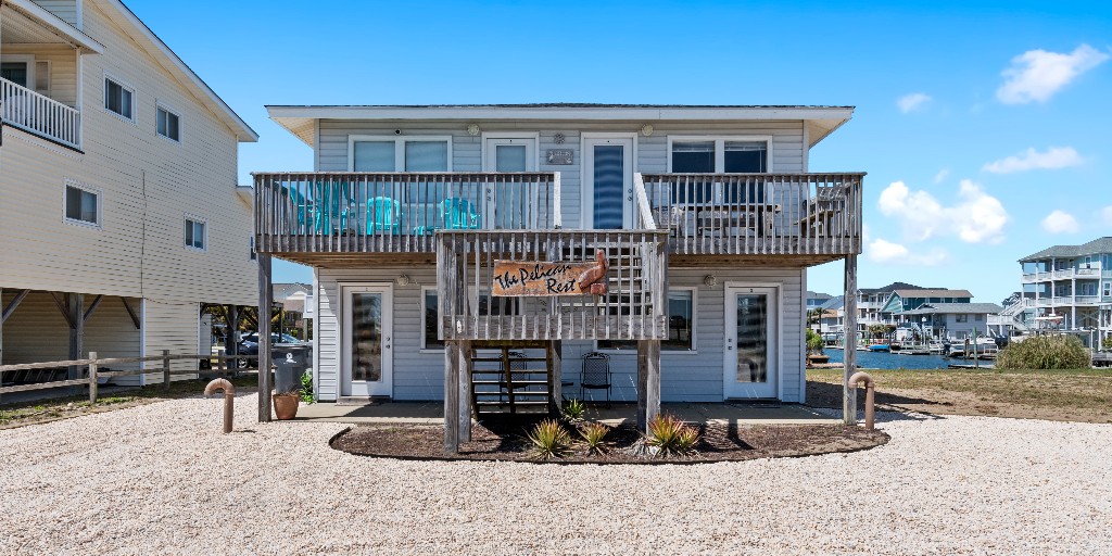 Want a quick getaway to Holden Beach? Visit Pelican's Rest! These 2-bedroom, 1-bath condo units are your perfect escape, situated just steps away from the pier. And we've got you covered with a complete linen package, including towels and pre-made beds. https://t.co/D4RB7spxJd https://t.co/c1vPGAakGY