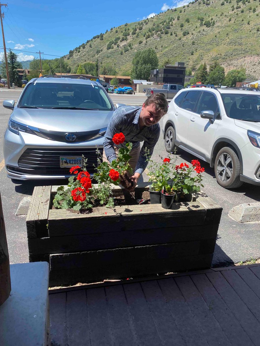 gravity_graphic's tweet photo. You see an empty planter box, obviously you plant some flowers in it! 🌺
Just taking some time to beautify ☀️ our awesome Jackson location! Come give us a visit to see what we can do for you.
#gravitygraphics #jacksonhole #jacksonwy #signs #branding #stickers #banners #wraps https://t.co/NCVTJwG4Uu