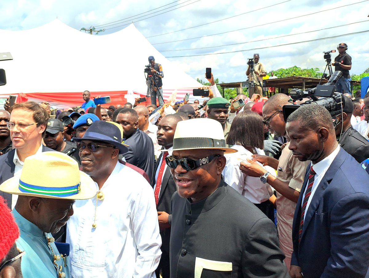 TinaBriEd20's tweet image. The Construction 50.15km Port Harcourt Dual Carriage Ring Road was Flagged-off by His Excellency Nyesom Ezenwo Wike CON, GSSRS, Life Bencher, Former Governor of Rivers State. 

17th July 2013
#phringroad 
#theworkingsim 
#Simcares 
#tinabriggsnews 
#SimMediaVolunteers