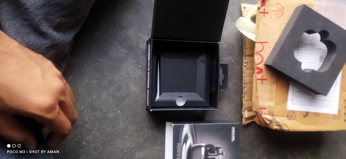 AmanSha93180's tweet photo. @RockWithboAt
 very well played boat 
You guys now sold product with empty product 
Haaraasment us by not giving suitable answers , not replying mail 
Attaching images of empty product recieved today under order no. 5133192.
@amangupta0303 https://t.co/XnKi0Zf366