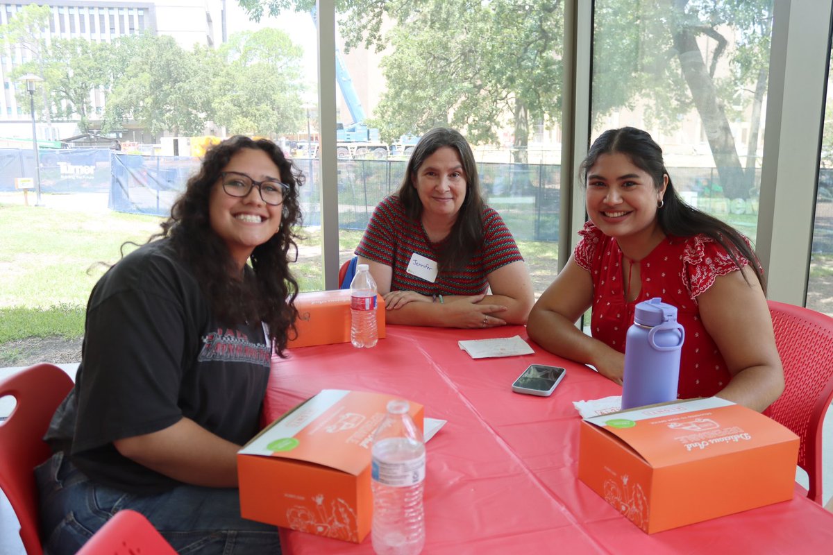 UH_SocialWork's tweet photo. Welcome to the GCSW!
This past Friday we hosted one of our Orientation Lunches for incoming GCSW students. The day consisted of students getting to know their cohorts, a student panel, building tours and much more! 🐾
#officalcoog #uhsocialwork #graduateschool https://t.co/uY6uD45rnc