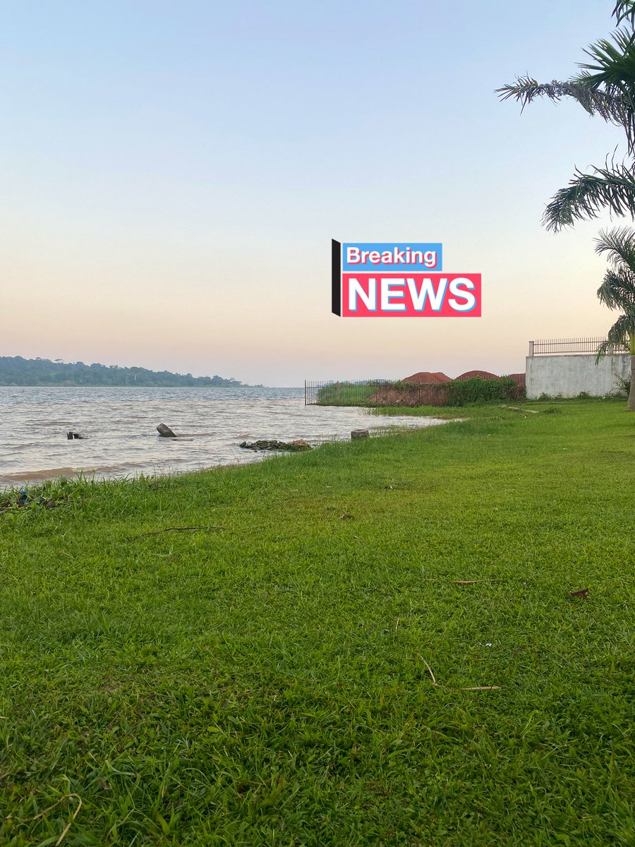 This is in munyonyo near Jahazi pier frame 1 is the soil dumped in the lake 
Frame two is the soil polluting the water 
@nemaug @KCCAUG @GovUganda 
Where are you? https://t.co/2DC2IzSqDV