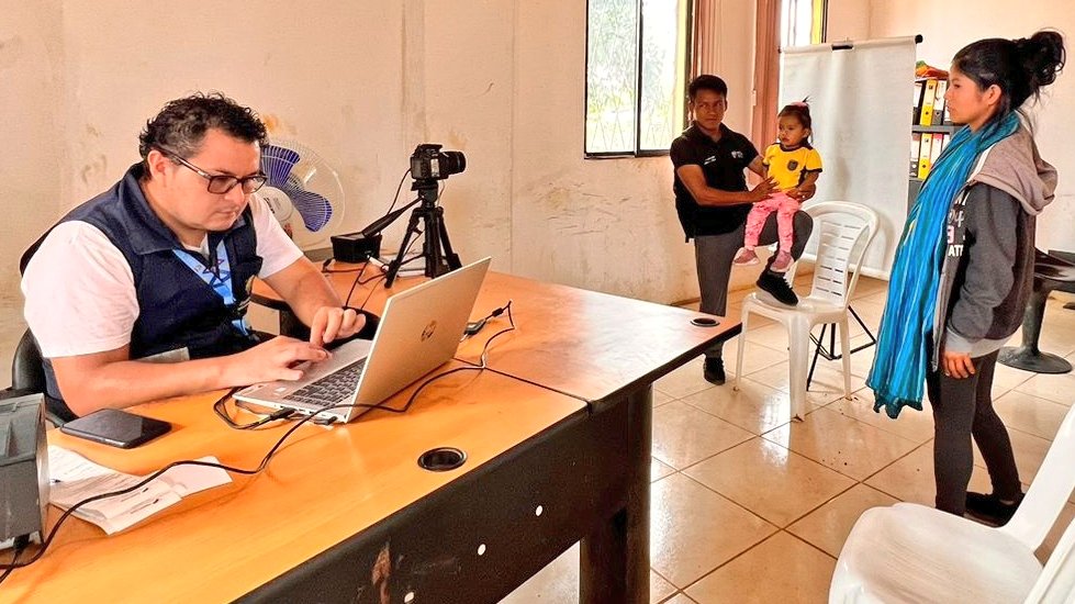 R_MaricelaP's tweet photo. Con nuestras brigadas acercamos los servicios del @RegistroCivilec a ciudadanos de los lugares más alejados del Ecuador.
✅Del 11 al 13 de julio de 2023, vistamos la parroquia #Macuma, del cantón amazónico #Taisha y entregamos 179 cédulas e inscribimos el nacimiento de 56 niños. https://t.co/YkyUTLRyvK