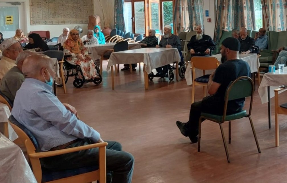 linkagesonali's tweet photo. We had the legendary Emdad, successive runner @LondonMarathon leading and inspiring the seated exercise session. Big Thanks to Akbar @London_Tigers for making it happen. #NothingisImpossible #yearsahead #collaboration @TowerHamletsNow @ageuklondon @ToynbeeHall @StHildaEast https://t.co/j7GHnTviDn