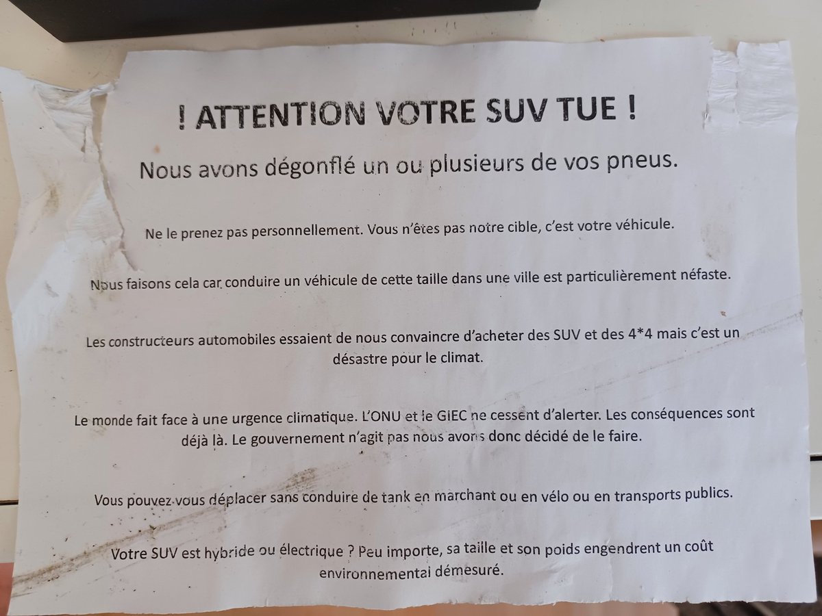 marcthebault's tweet image. Chers militants qui avez dégonflé 2 pneus de ma voiture cette nuit. En posant ce papier sur le pare-brise vous auriez pu voir la vignette "crit'air 1" (voiture essence) et surtout la carte "PMR". Mon Juke est adapté et il transporte un fauteuil électrique. Des excuses ?  #Caen