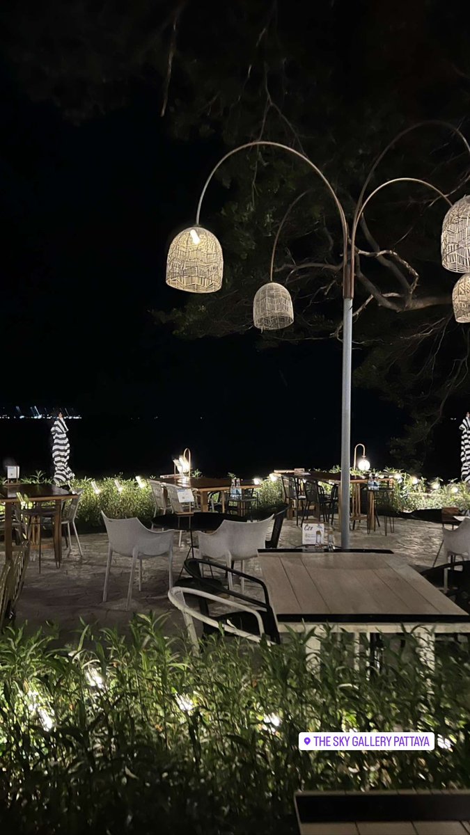 #تايلاند 
#شعر 

انا على كف الزمن .. عايش الجو
لو الظروف اقسى من اللي تجينا

عشت الحياه وقلت ياخاطري سو
محدٍ تفضل .. بـ الوناسه علينا .