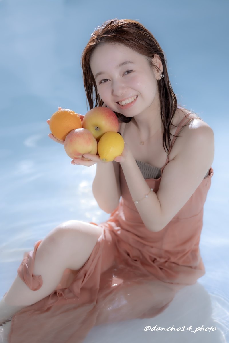 capella14_photo's tweet photo. 「いろんな、私…」(#01)

被写体：@miupartner さん

正確には昨日（7/17）の撮影から、速報の4枚。

僕自身は撮れ高すこぶる高く、被写体様の頑張りに、最低限は応えることができた水濡れ企画だったかな？…と^^;

@photopartnerjp
#portrait 
#whitish 
#smily 
#Sunflower 
#水濡れポートレート https://t.co/6Sc4kquoVC