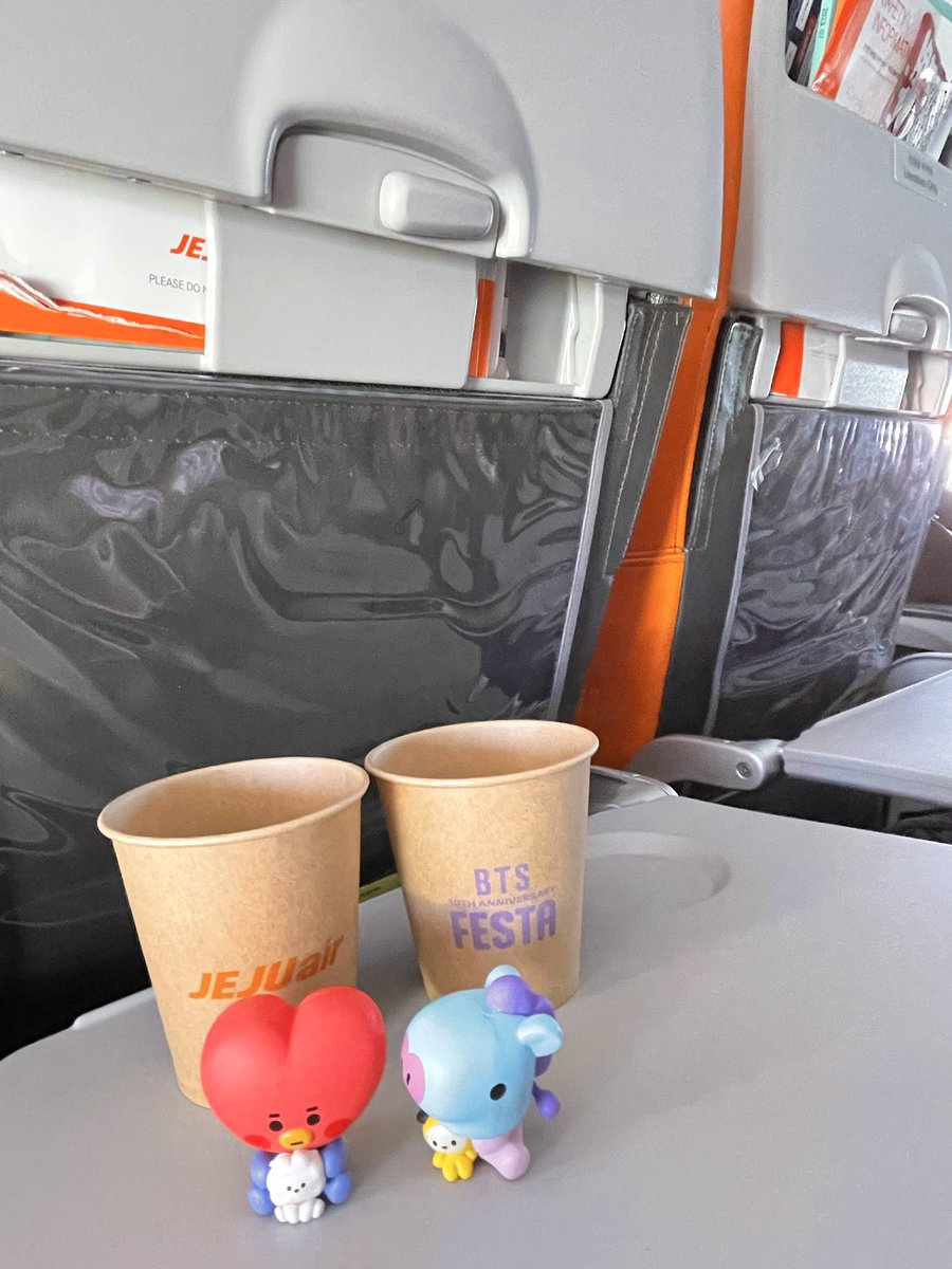 O728miii's tweet photo. チェジュ航空まだBTS仕様で良かった！
ラッピング機はもう少し後だった😭 https://t.co/Kp1Wk9XtmK